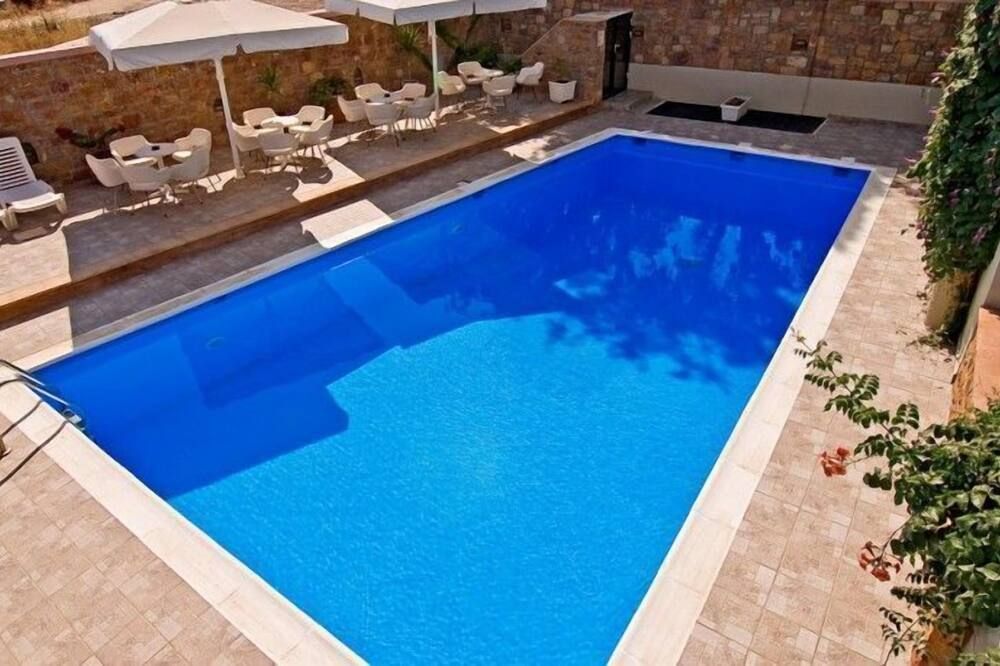 حوض السباحة صورة