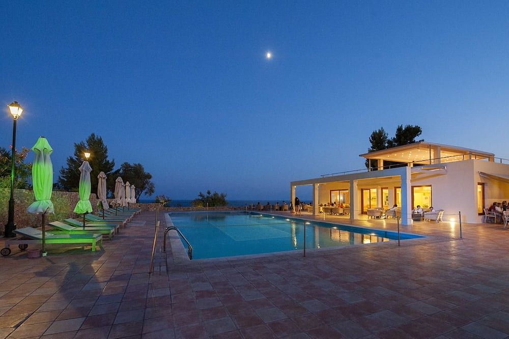 حوض السباحة