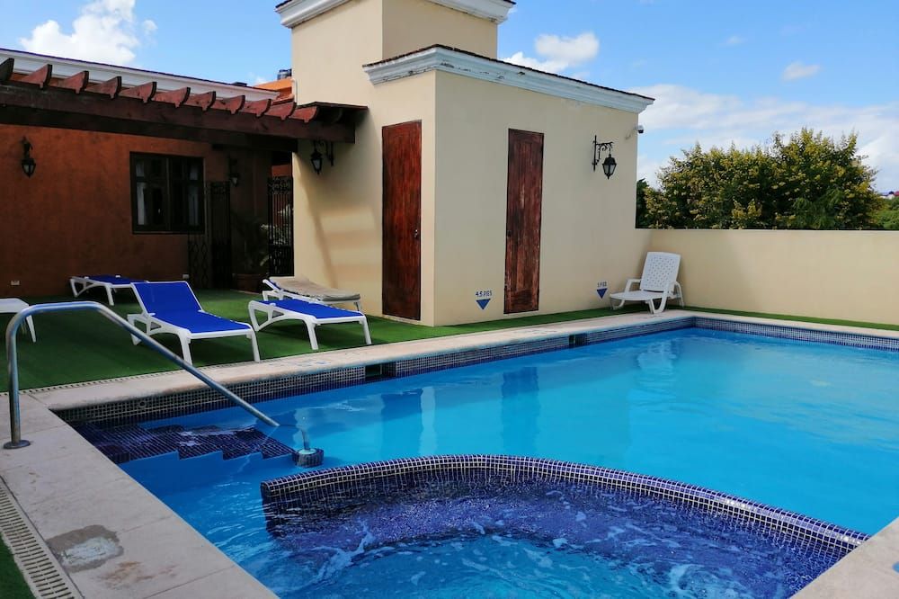 حوض السباحة