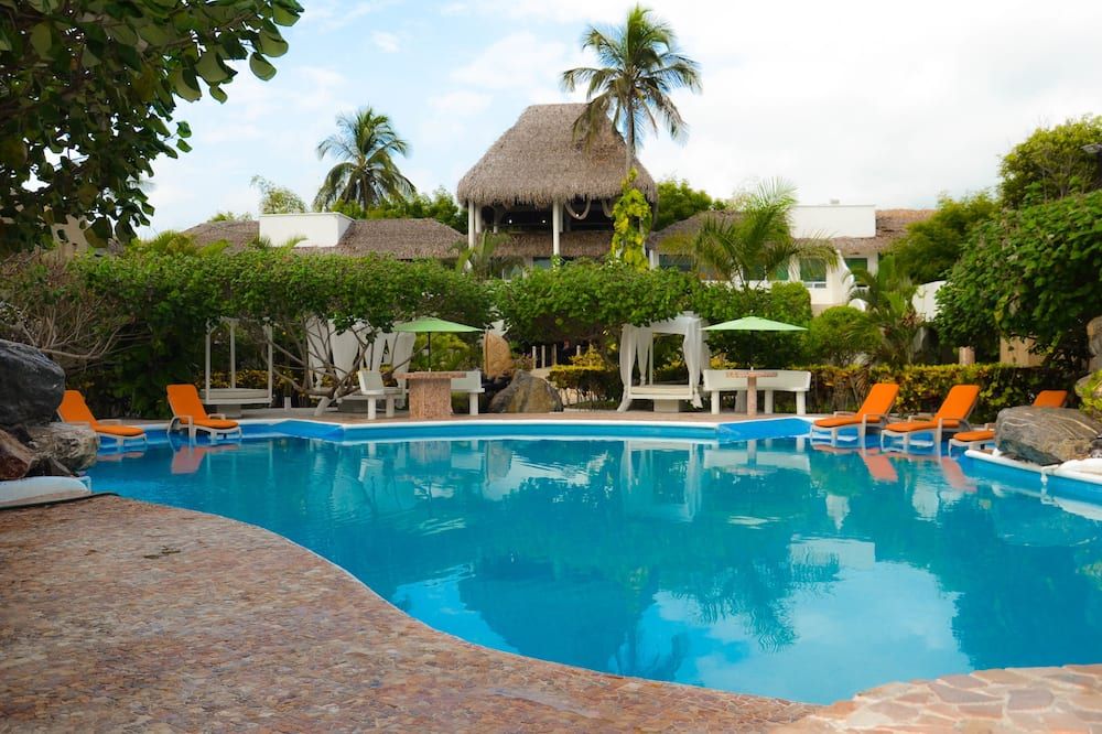 حوض السباحة