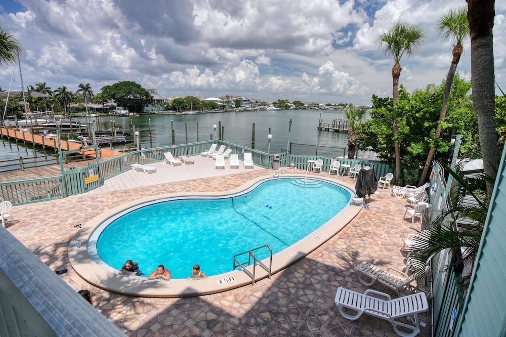 حوض السباحة