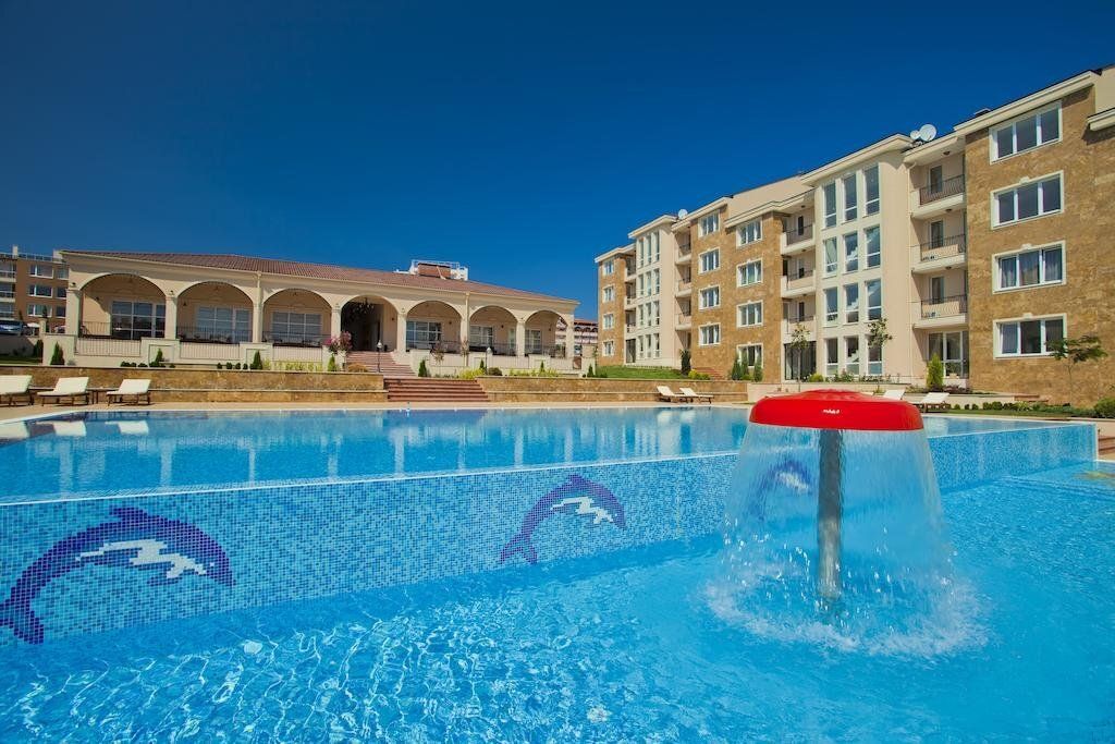 حوض السباحة