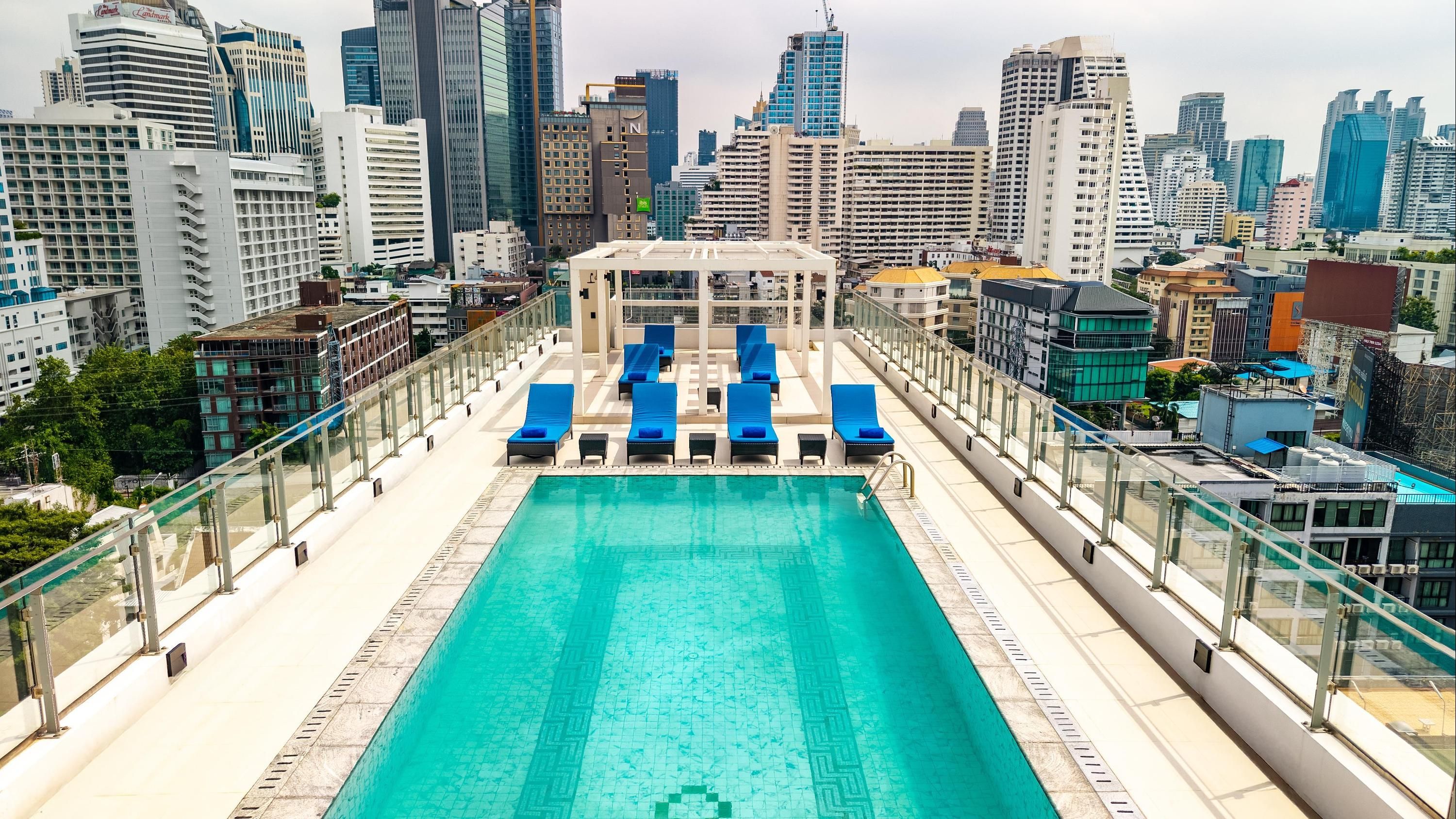 حوض السباحة