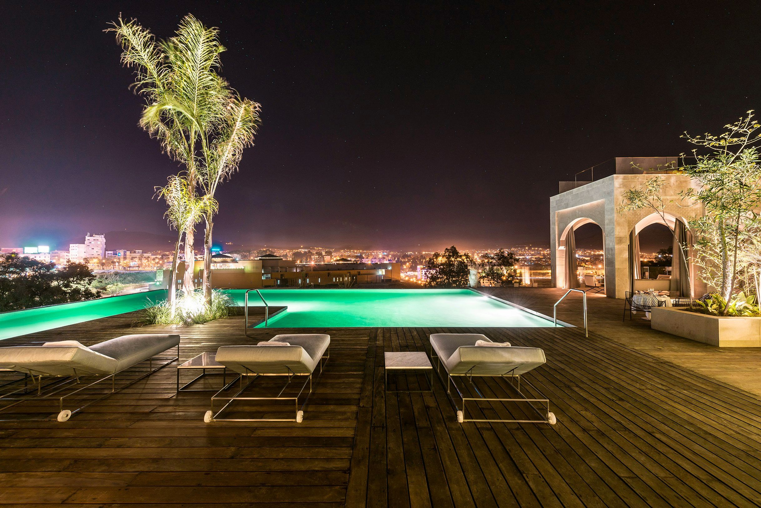 حوض السباحة