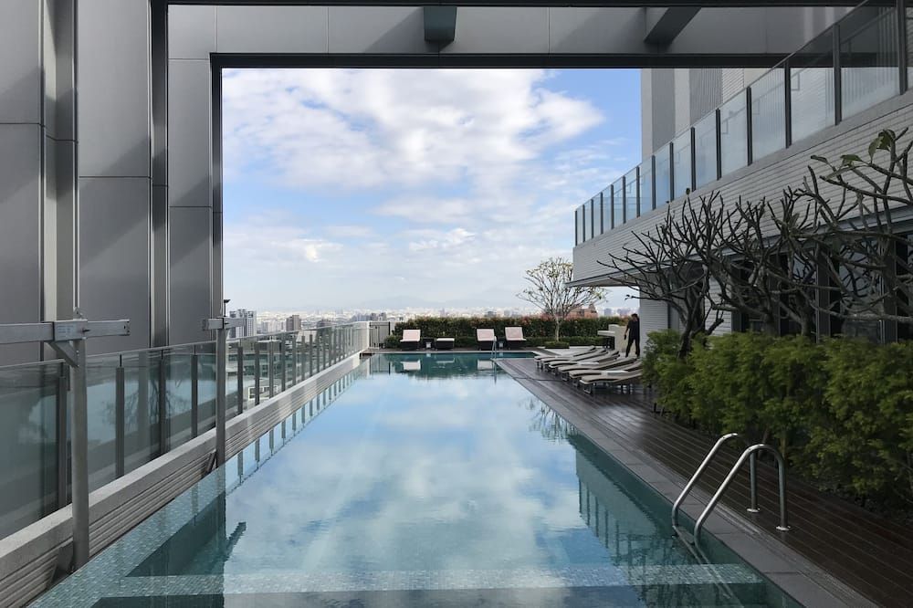 حوض السباحة