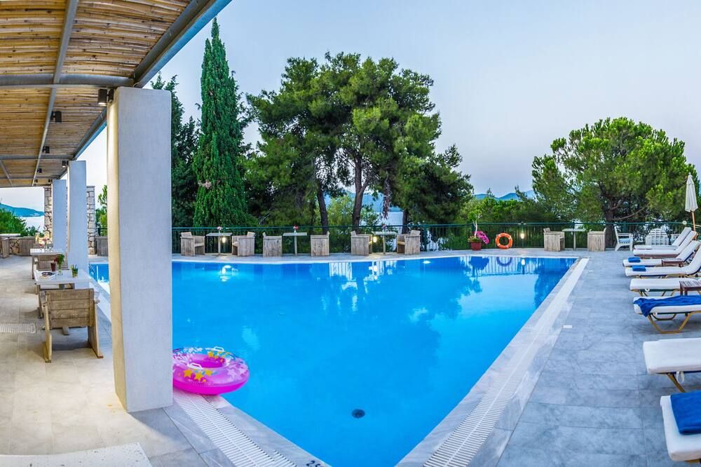 حوض السباحة