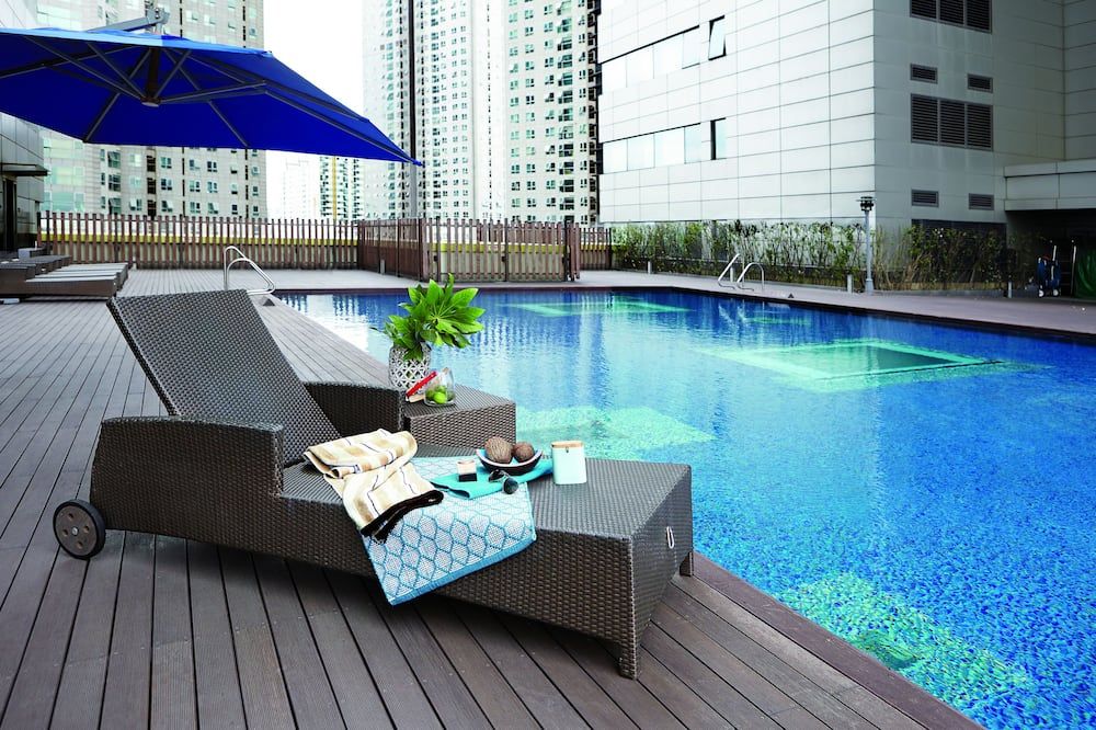 حوض السباحة