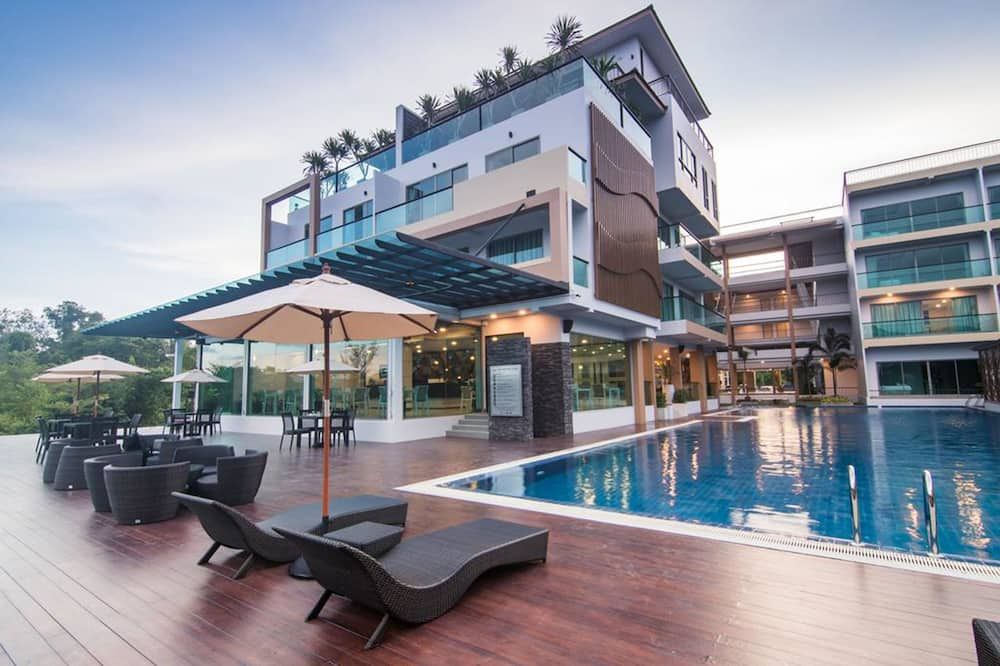 حوض السباحة