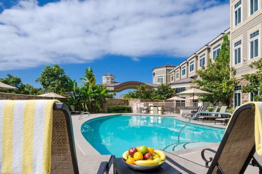 حوض السباحة صورة