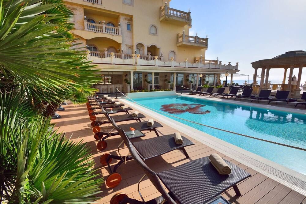 حوض السباحة