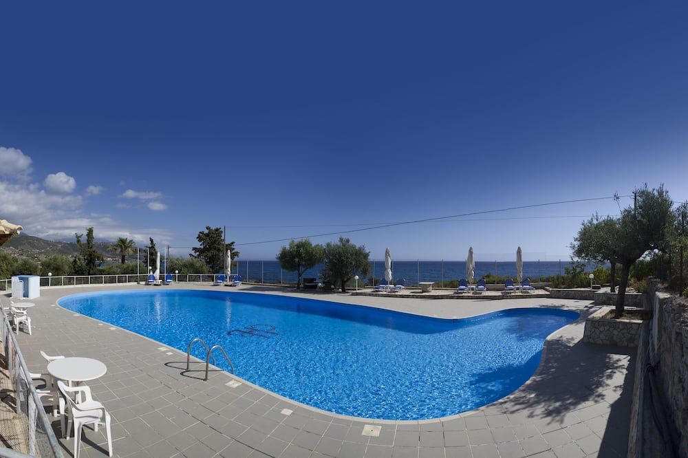 حوض السباحة