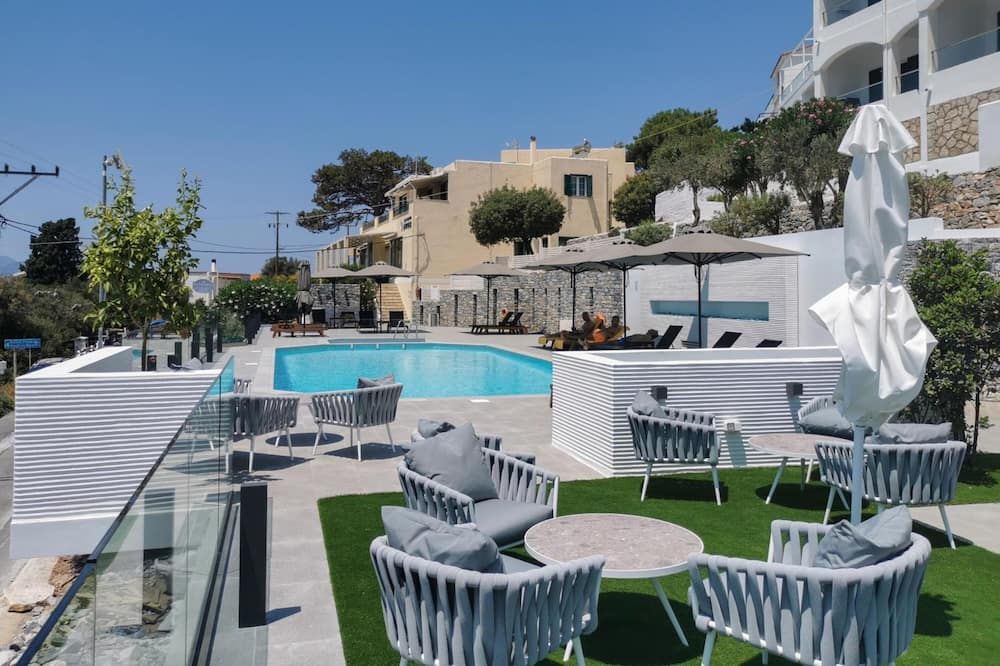 حوض السباحة