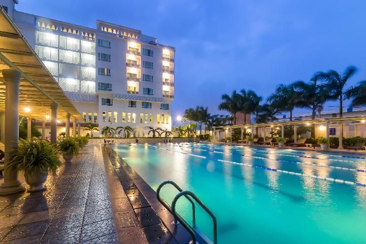 حوض السباحة