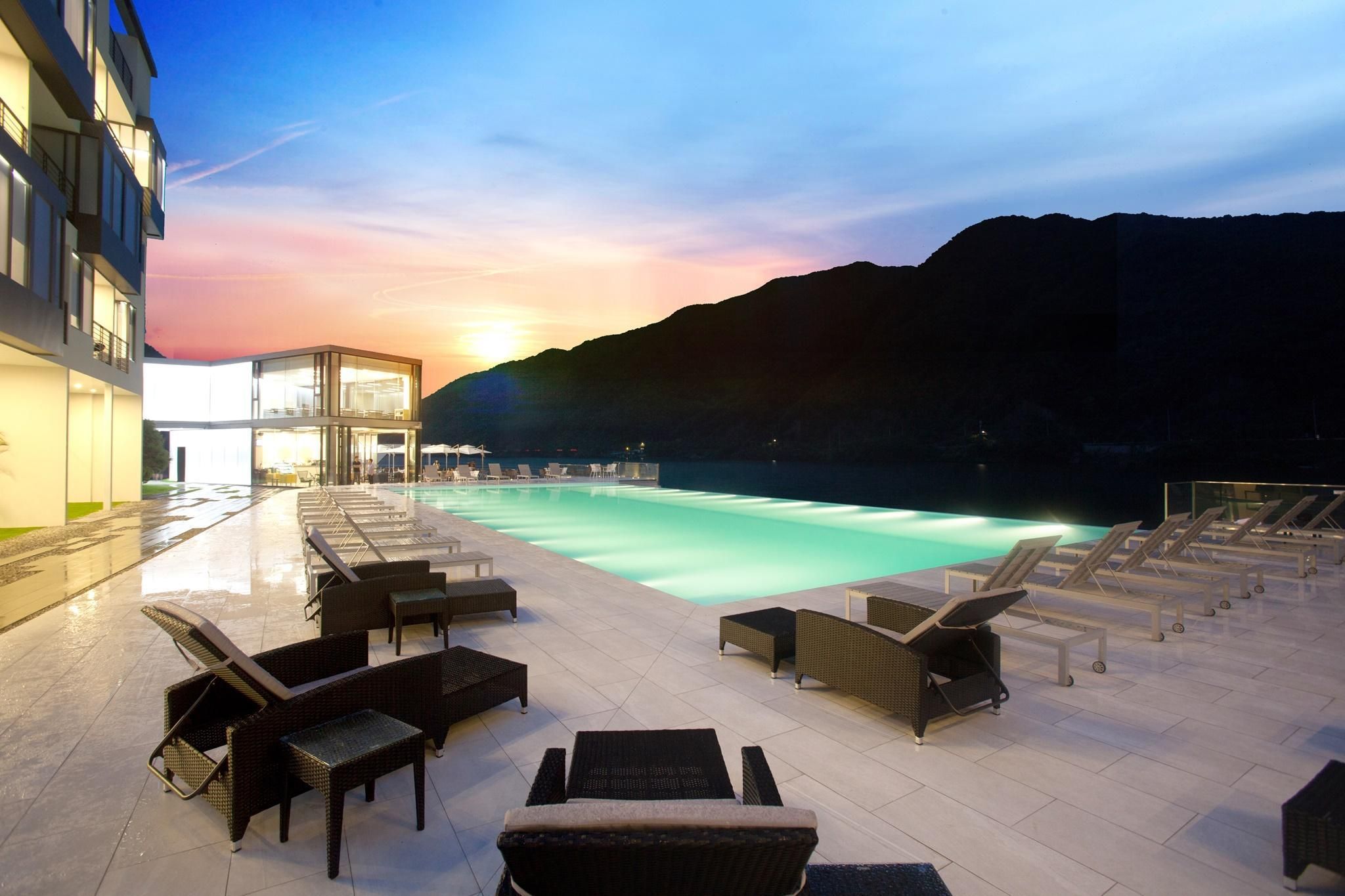 حوض السباحة