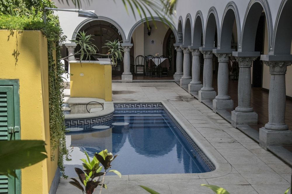 حوض السباحة