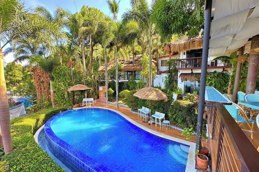 حوض السباحة