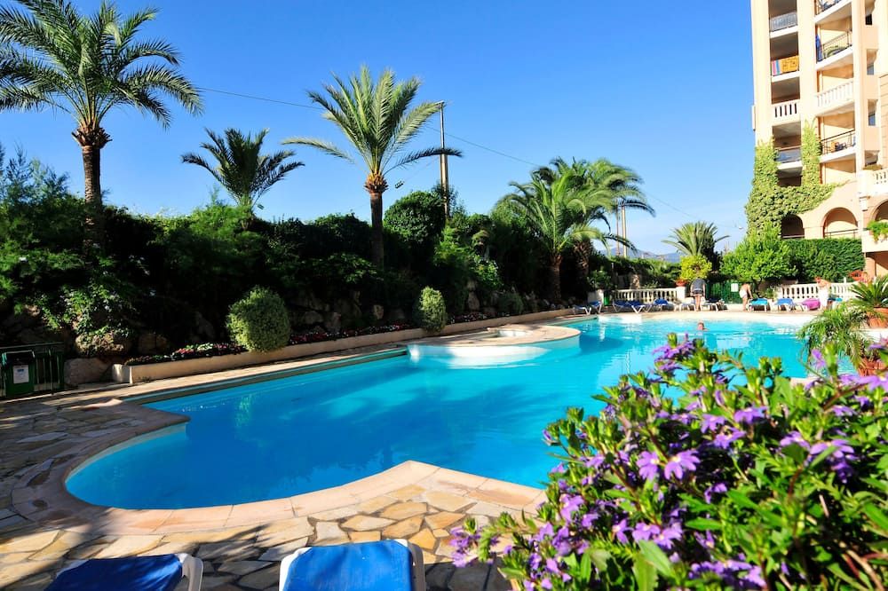 حوض السباحة