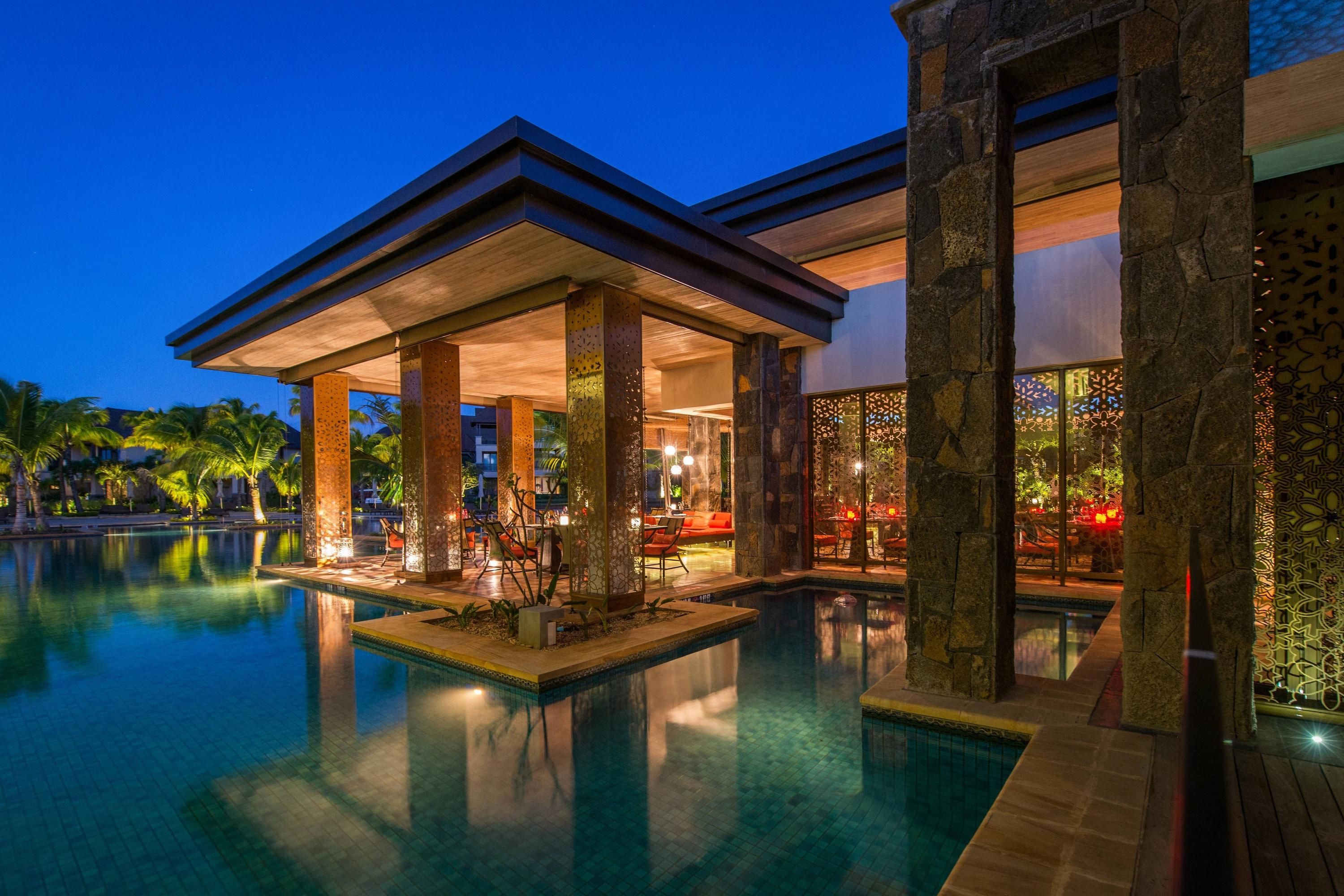 حوض السباحة