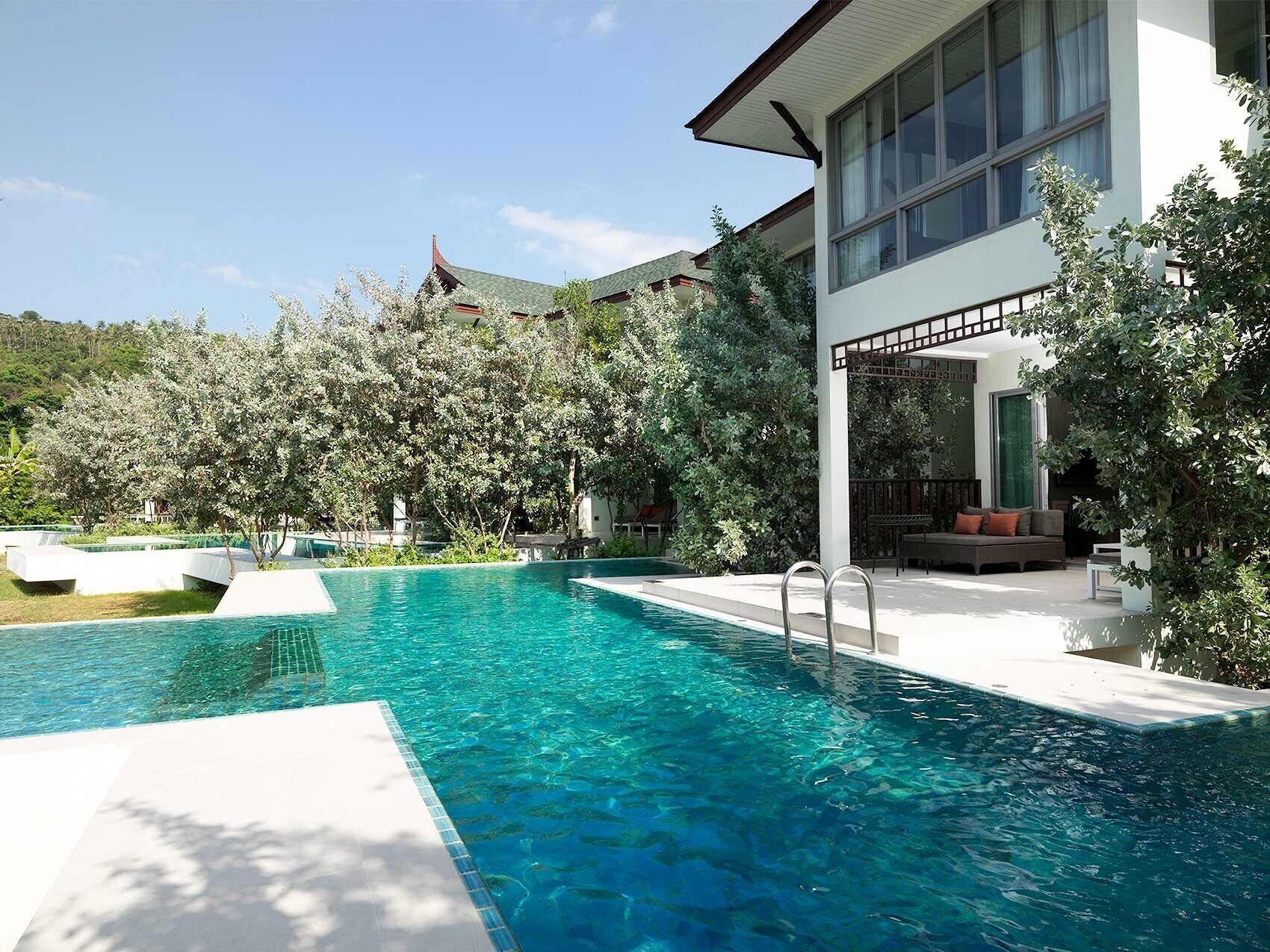 حوض السباحة