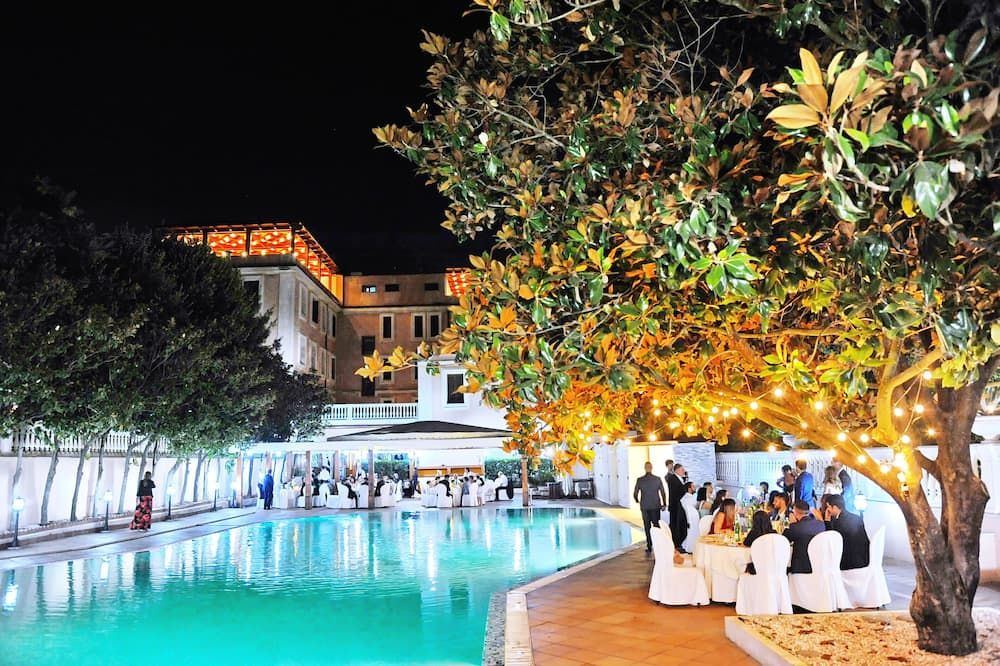 حوض السباحة