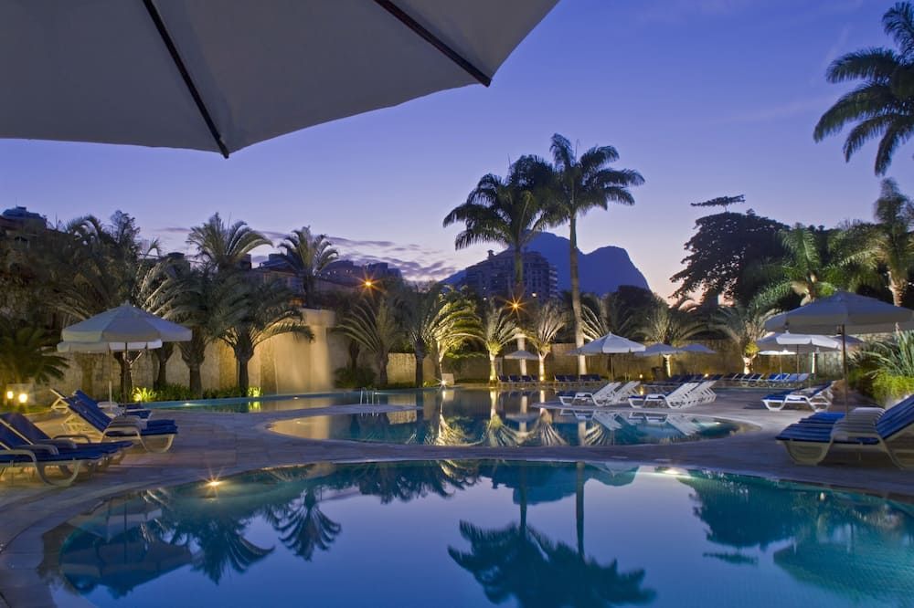 حوض السباحة