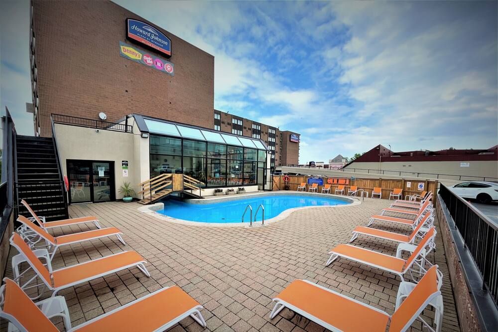 حوض السباحة