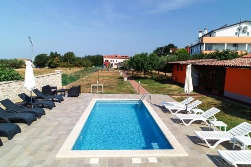 حوض السباحة