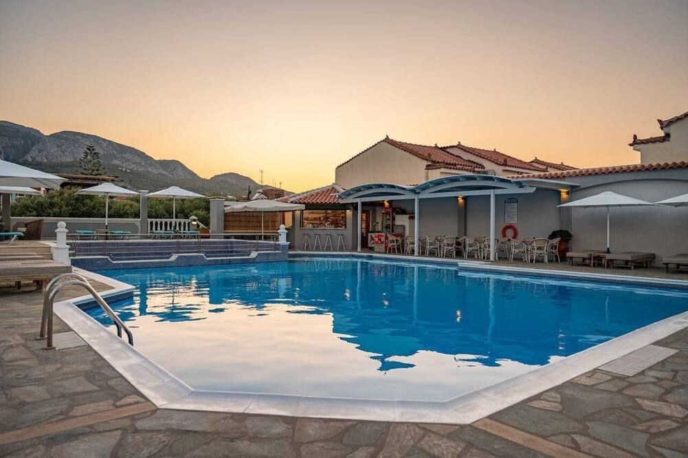 حوض السباحة