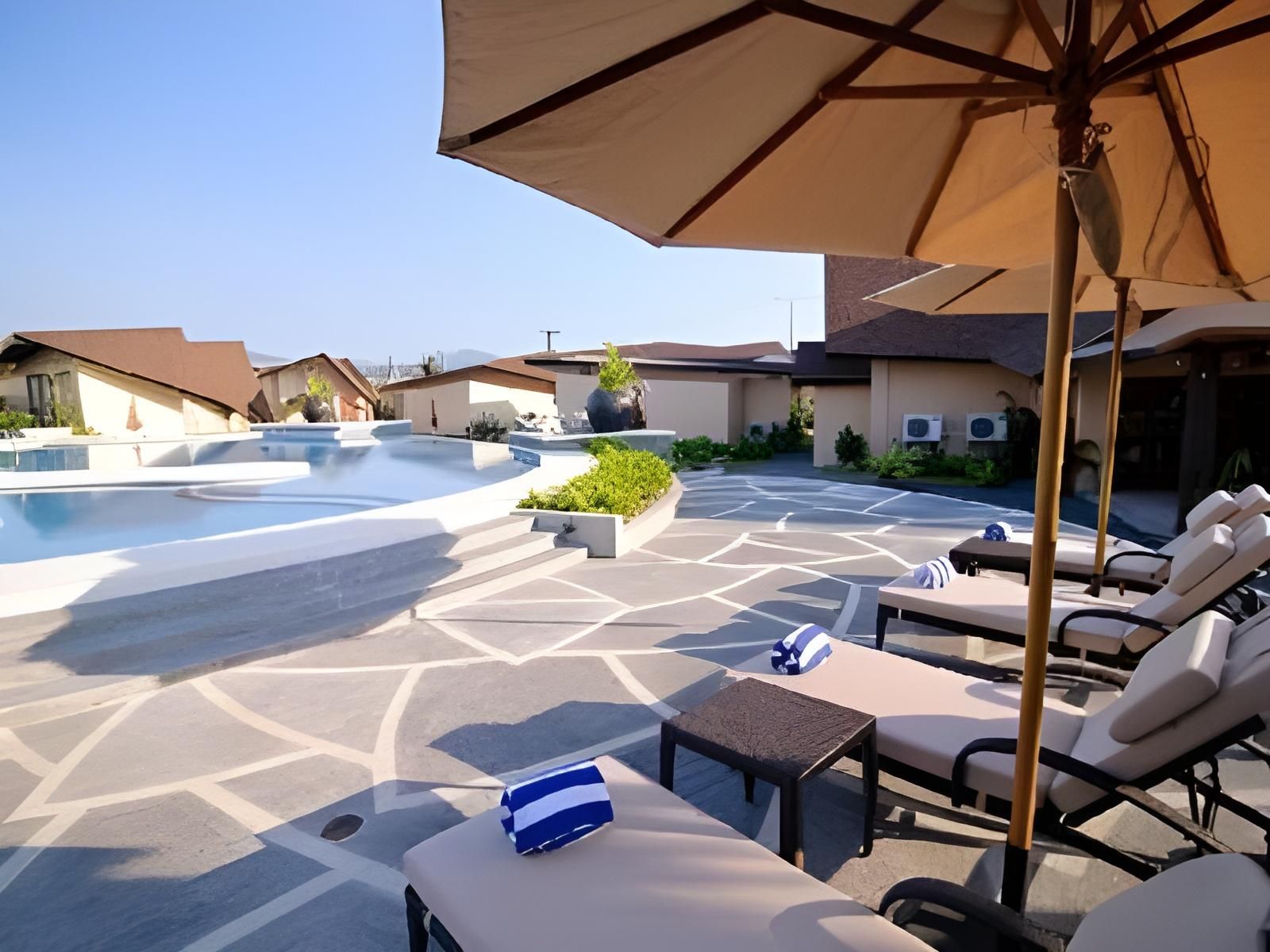 حوض السباحة