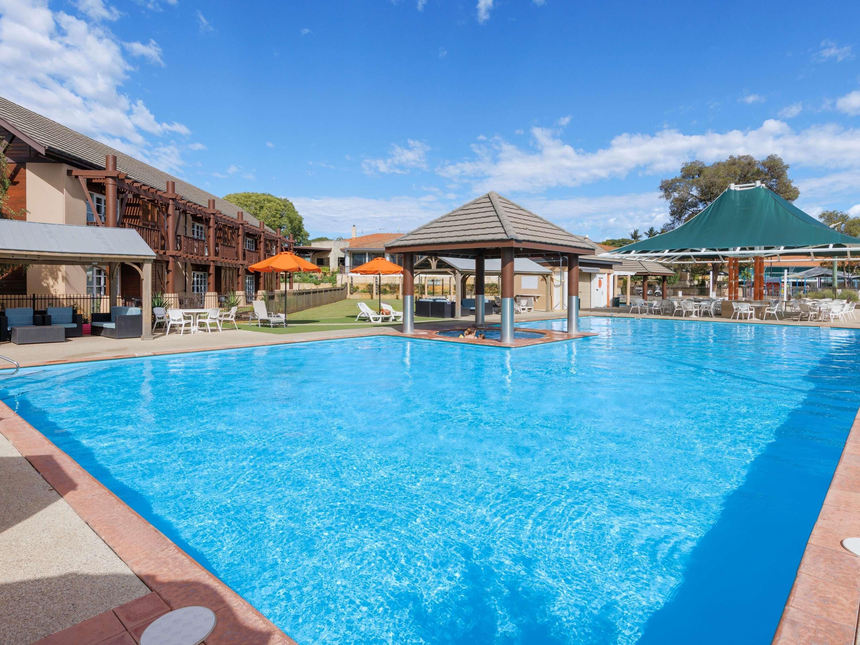 حوض السباحة