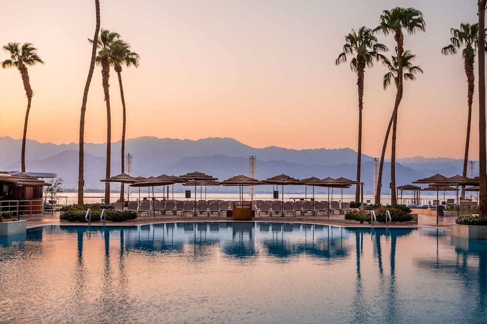 حوض السباحة