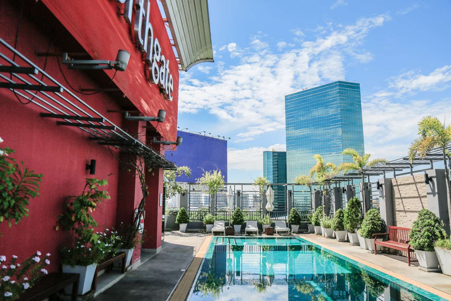 حوض السباحة