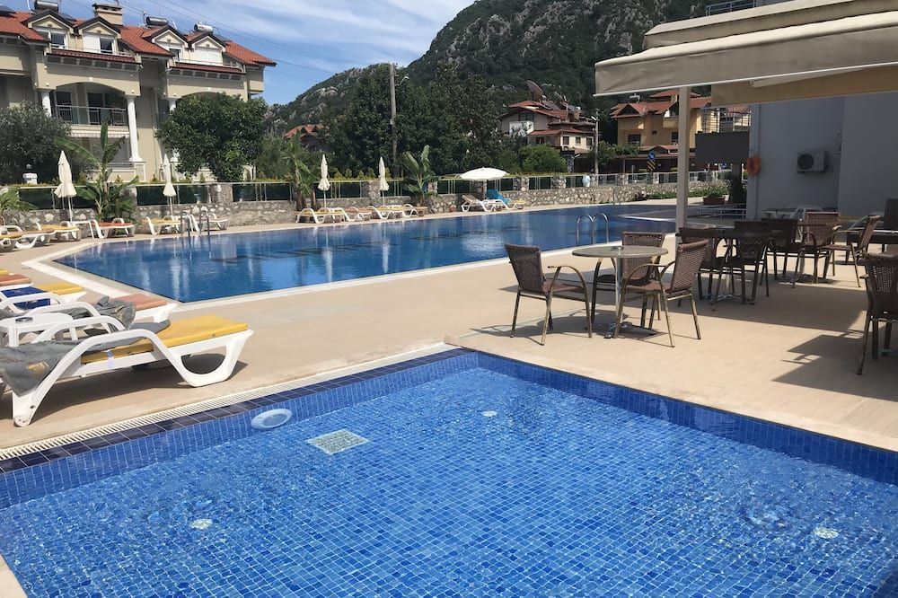 حوض السباحة