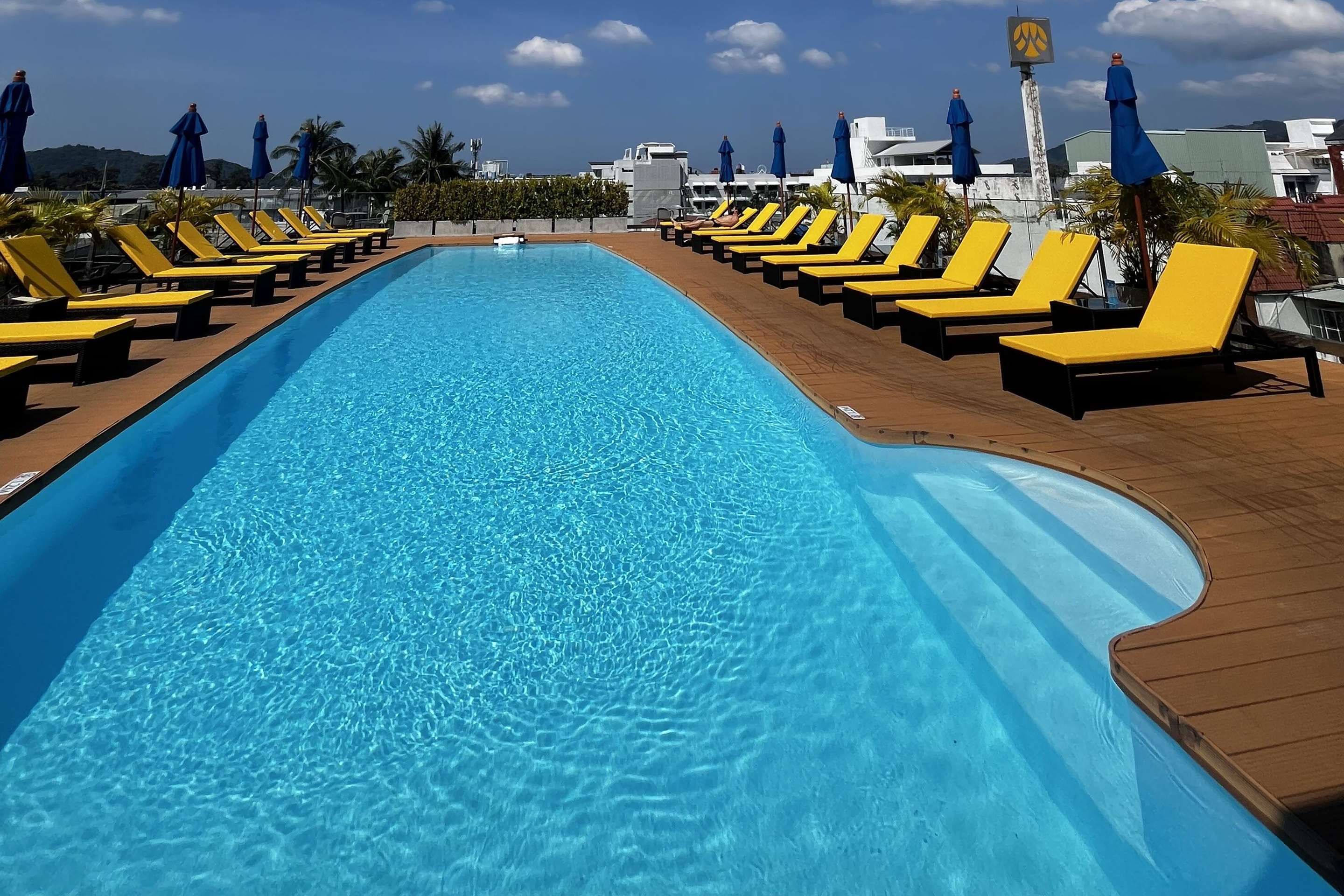 حوض السباحة