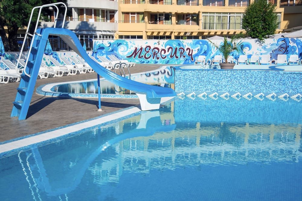 حوض السباحة