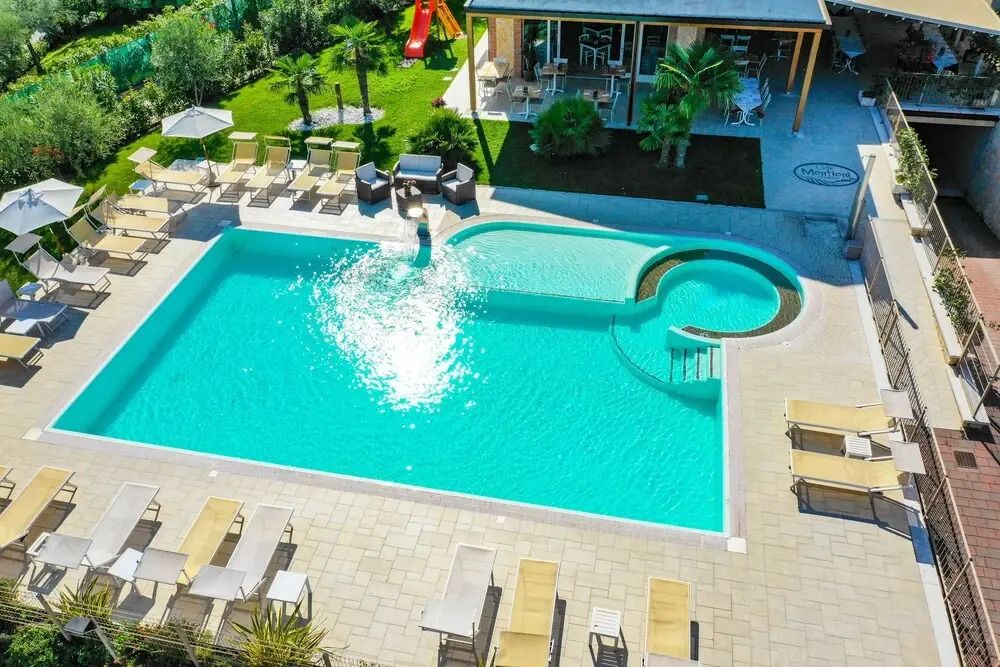 حوض السباحة