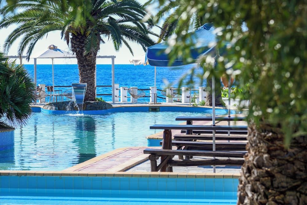 حوض السباحة