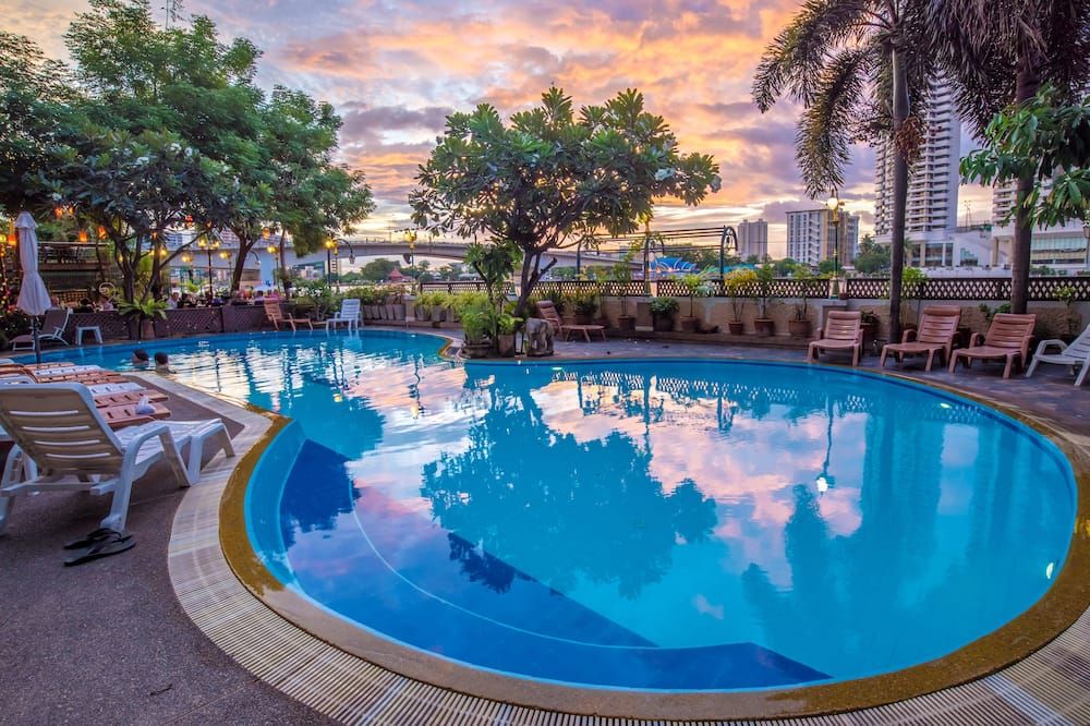 حوض السباحة