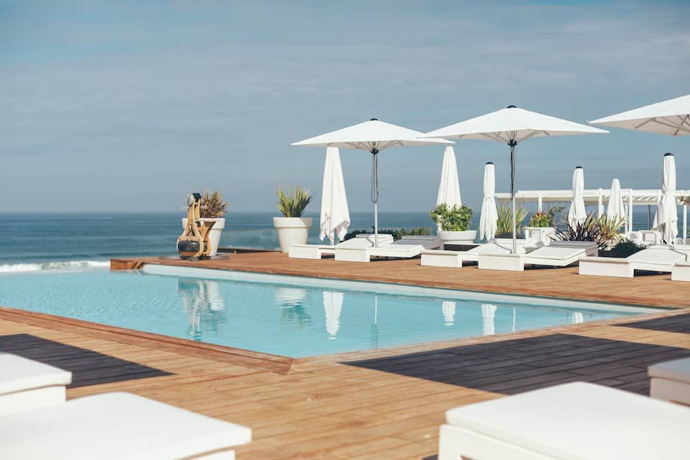 حوض السباحة