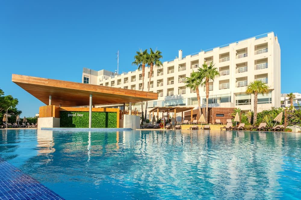 حوض السباحة