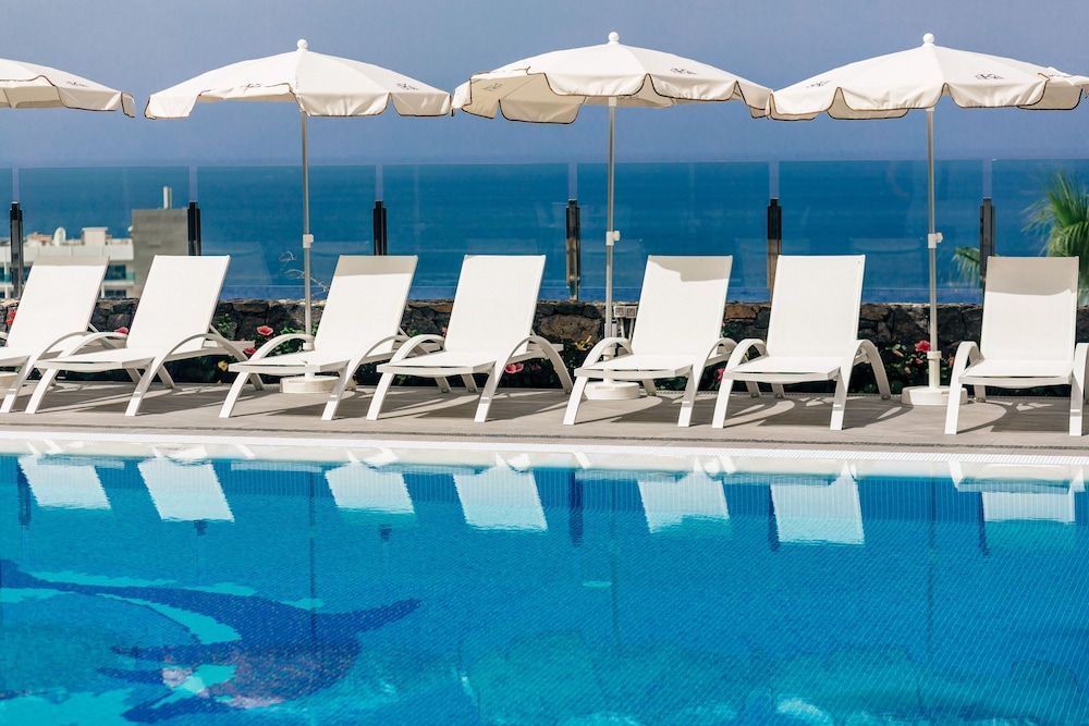 حوض السباحة