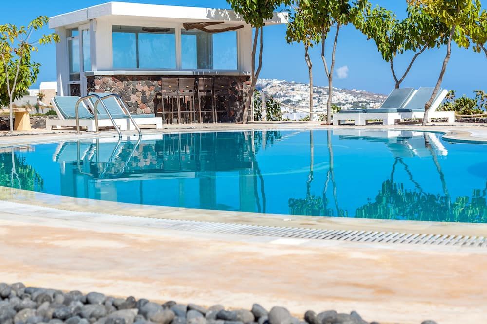 حوض السباحة