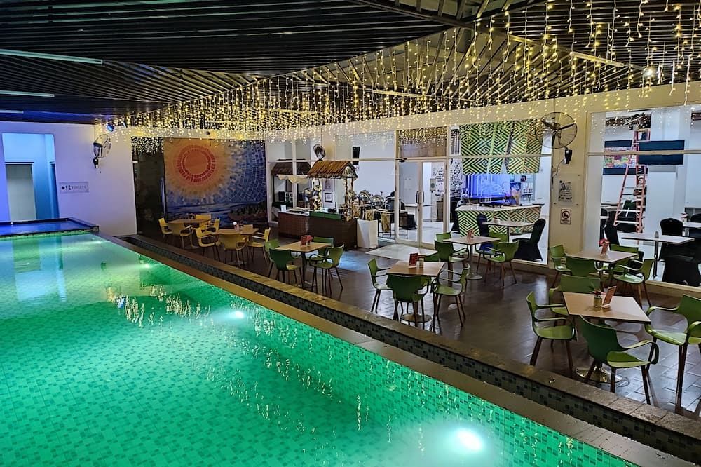 حوض السباحة