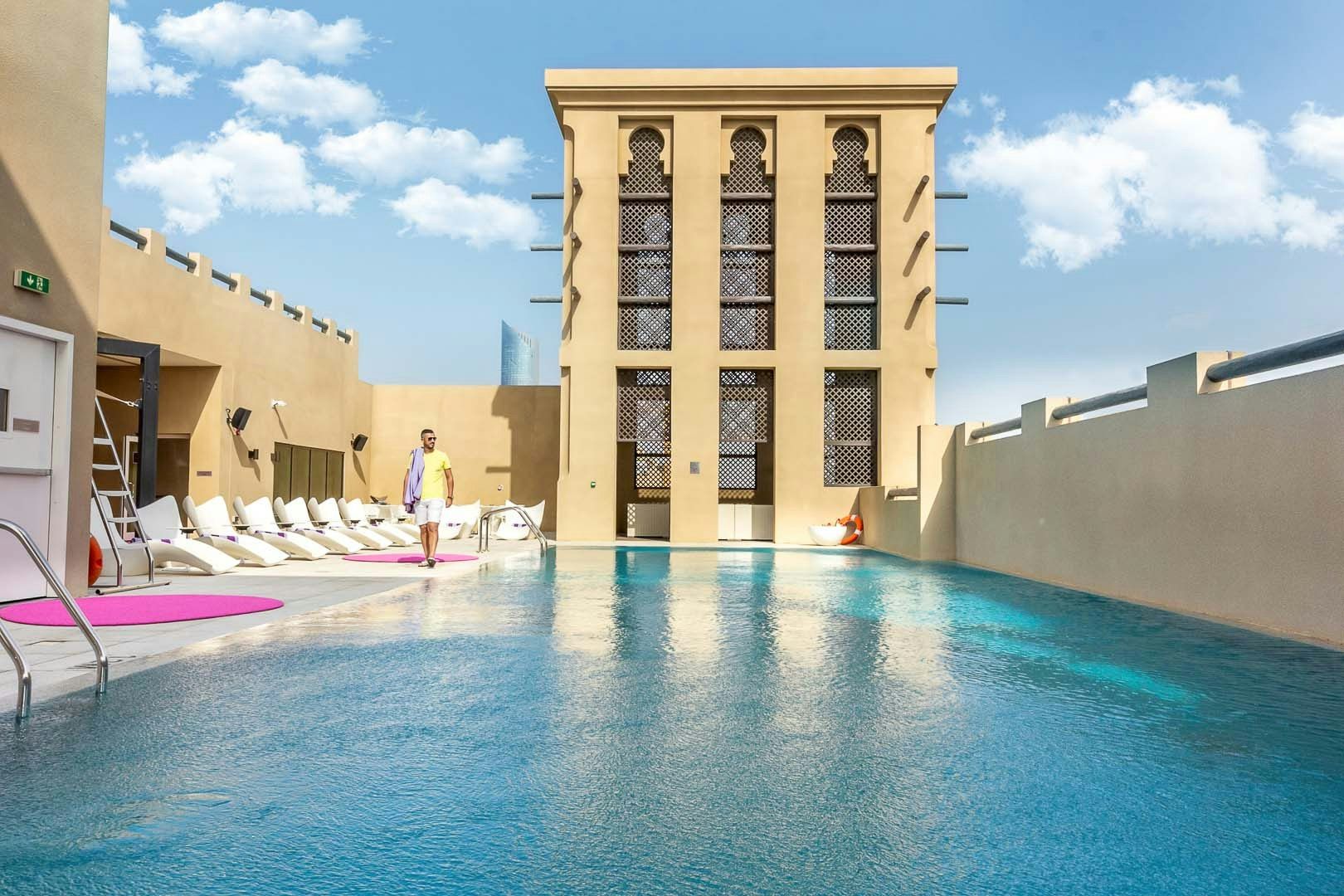 حوض السباحة