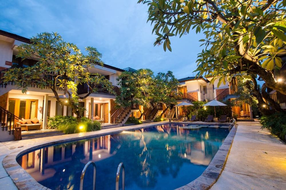 حوض السباحة