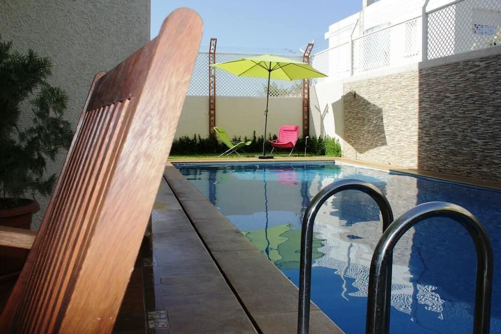 حوض السباحة