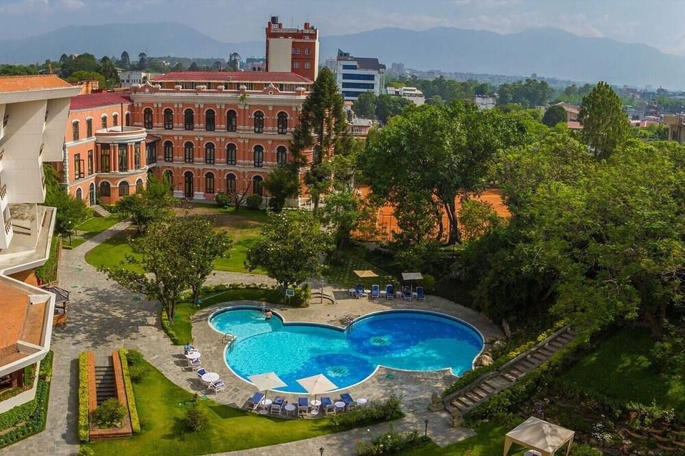 حوض السباحة