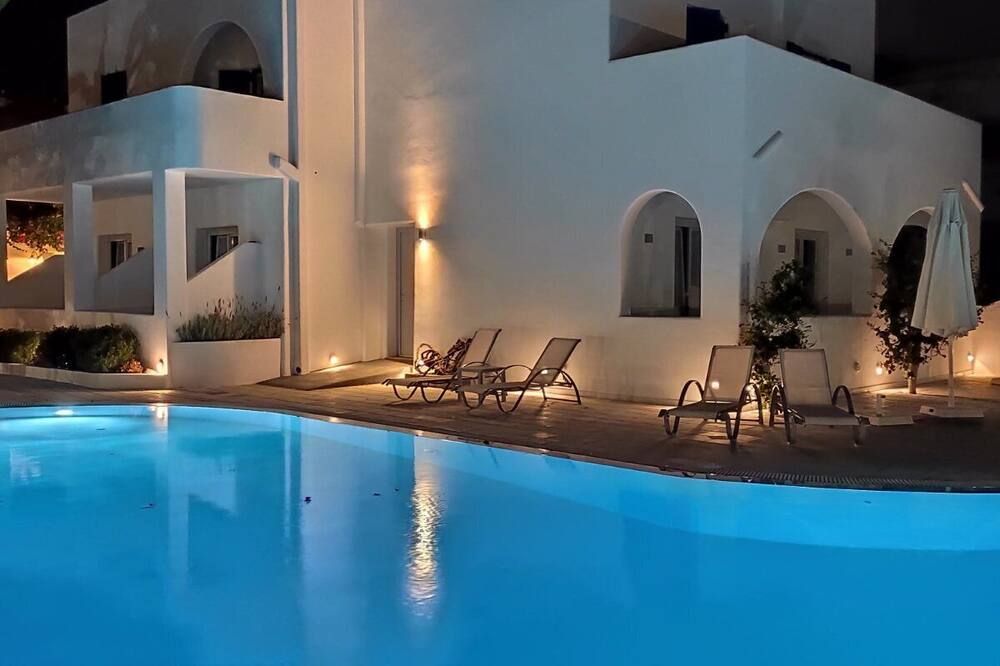 حوض السباحة