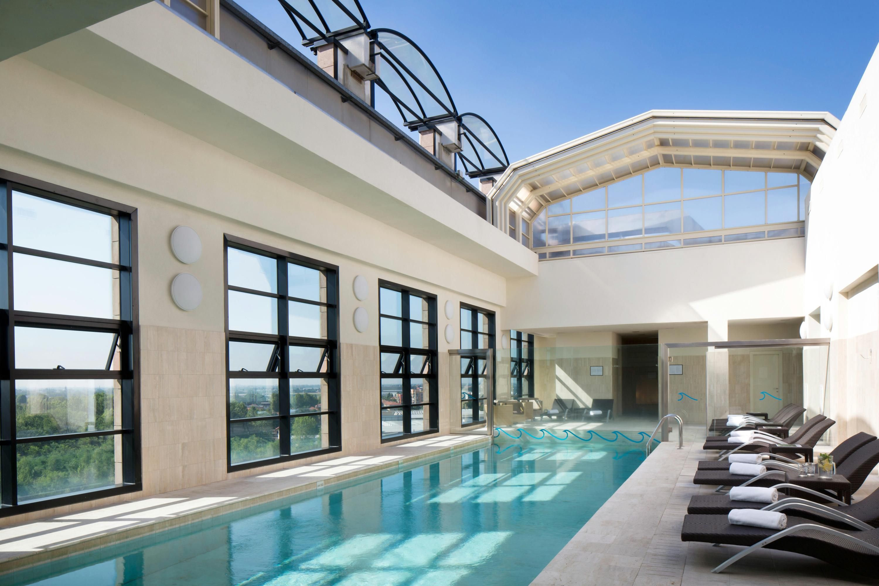 حوض السباحة