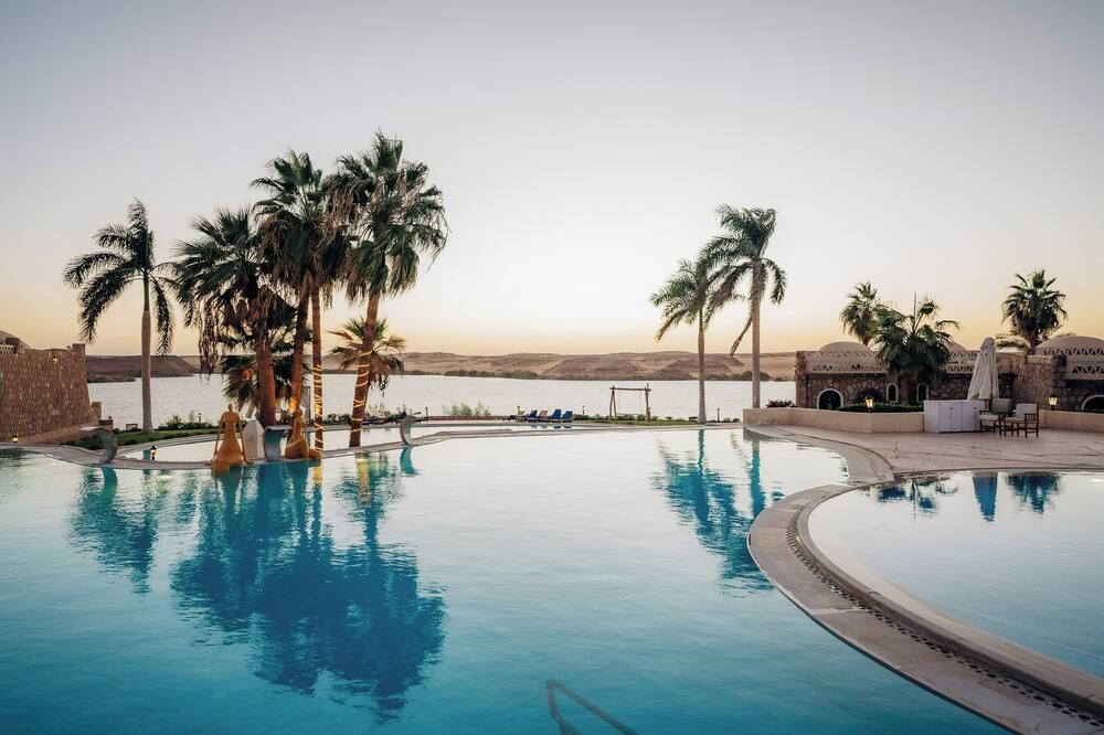 حوض السباحة